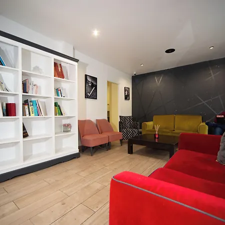 エンジョイ ホステル *